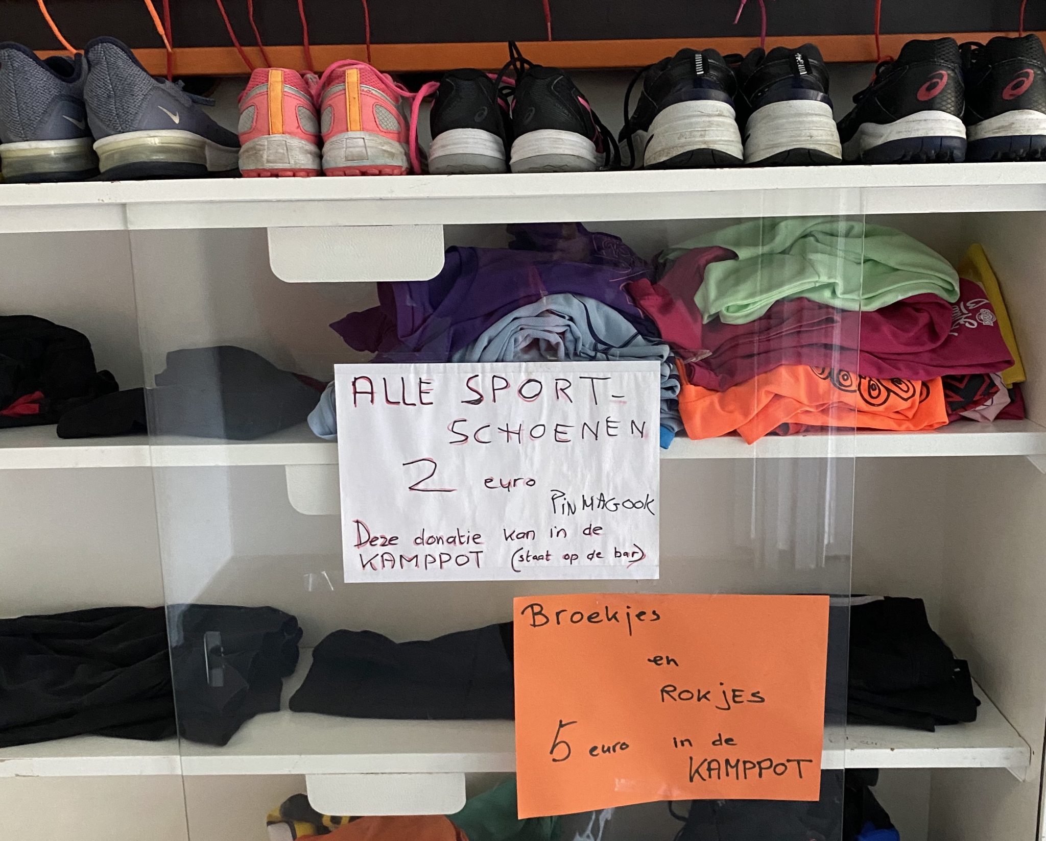 Uitverkoop KVS-broekjes en rokjes